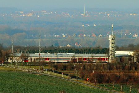 Ansicht der Kreisfeuerwehrzentrale in Büren-Ahden mit Blick auf den Trockenturm (Foto: © Kreis Paderborn)